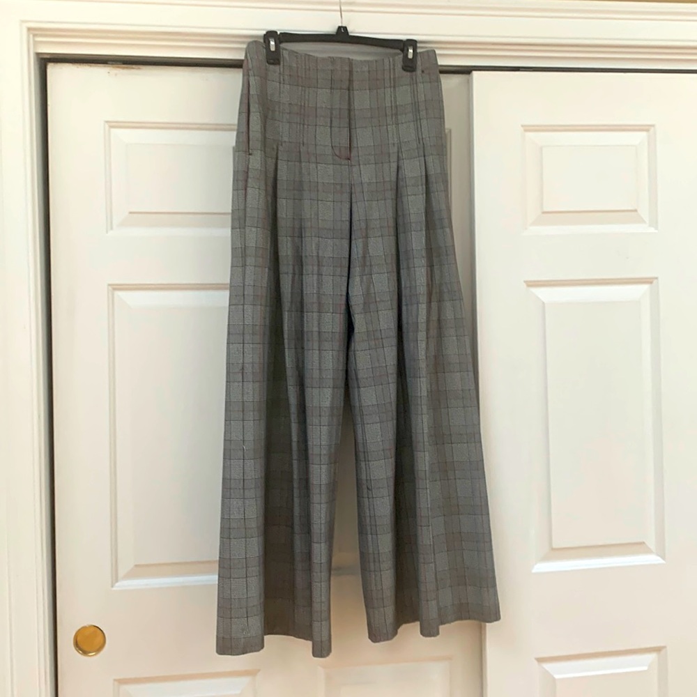 NY&CO size 4 plaid palazzo pants. High waisted extremely wide and fun. Grey/red